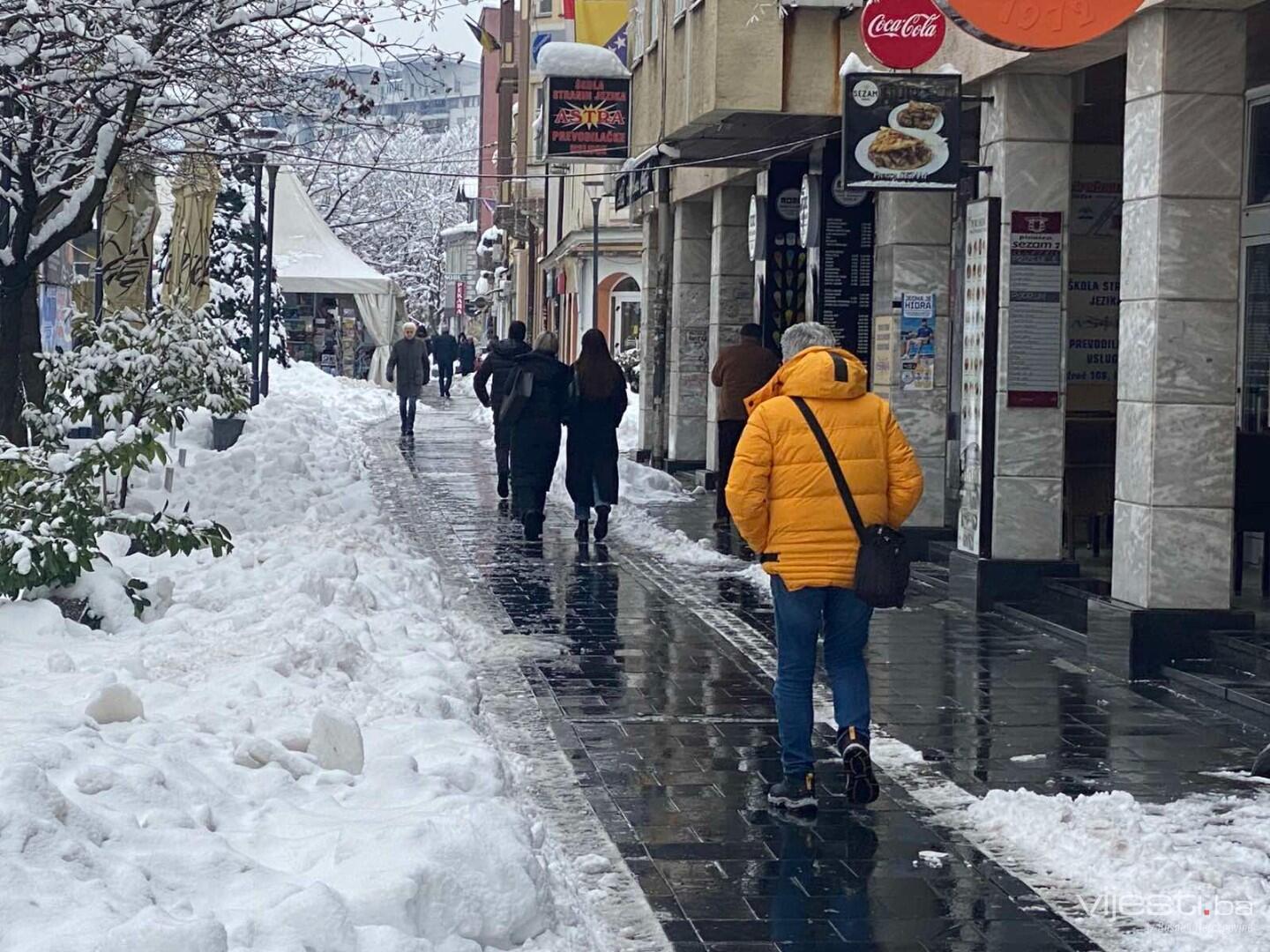Snijeg paralizovao Tuzlu: Pogledajte šta smo zabilježili