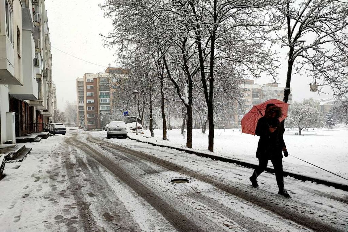 Snijeg širom zemlje, kiša samo na jugu
