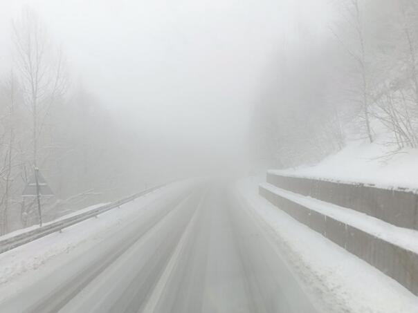 Snijeg stvara probleme vozačima na nekoliko dionica