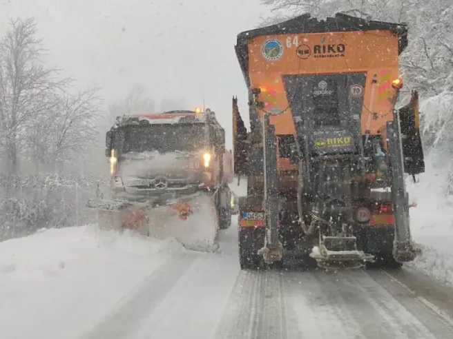 Snijeg stvorio probleme na putu Gacko-Foča, šleperi stvorili zastoje