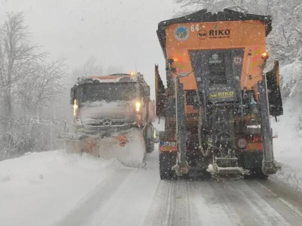 Snijeg pravi probleme na putu Gacko-Foča, šleperi stvorili zastoje