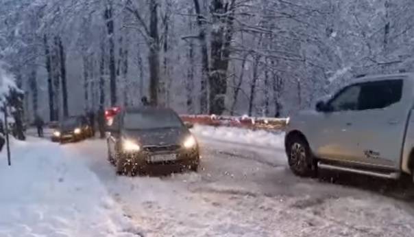 Snijeg u Lici i Gorskom kotaru otežao saobraćaj