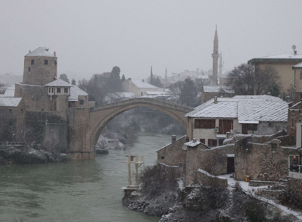 Snijeg zabijelio Mostar, nesvakidašnji prizori