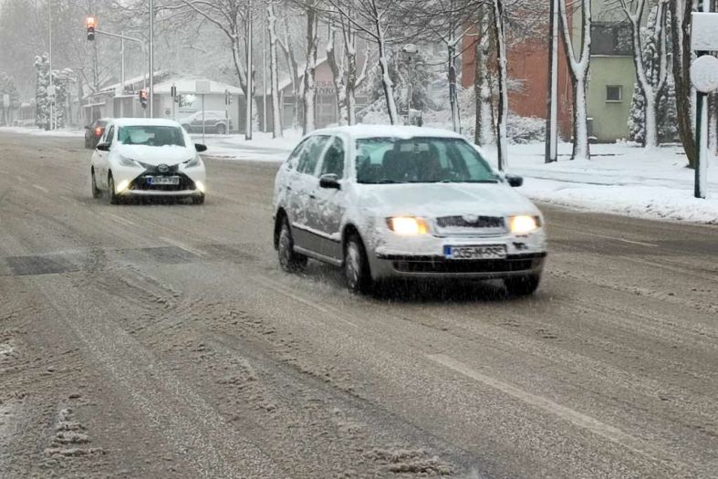 Snijeg zabijelio neke dionice puteva u BiH, na granicama kolone vozila