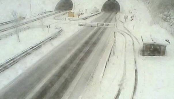 Snijeg zatrpao autoceste u Hrvatskoj