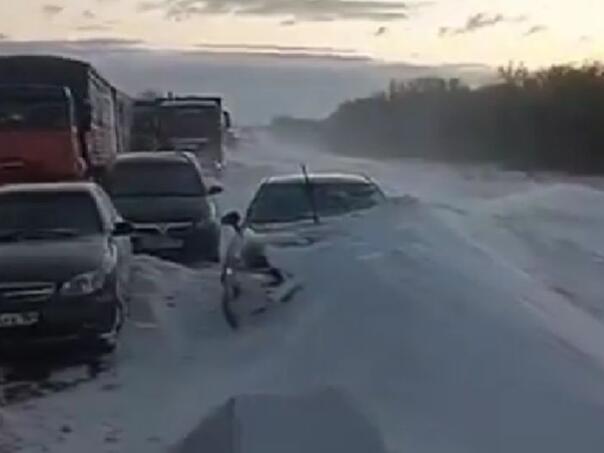 Sniježna oluja u Rusiji: Na autoputu ostalo zaglavljeno 148 osoba