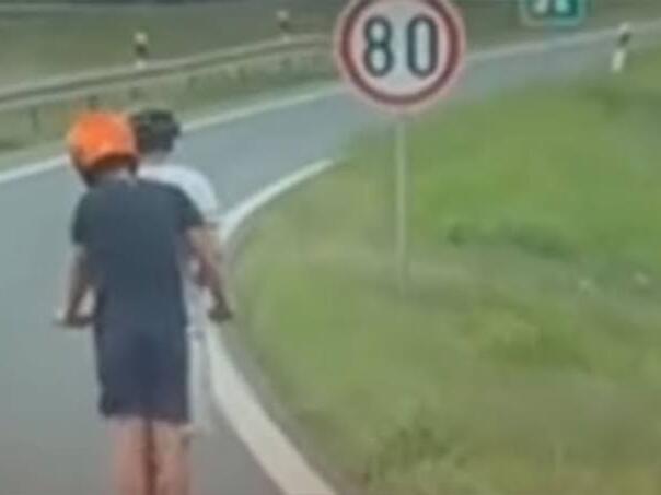 Snimak šokirao region: Dvojica dječaka romobil vozili auto-putem