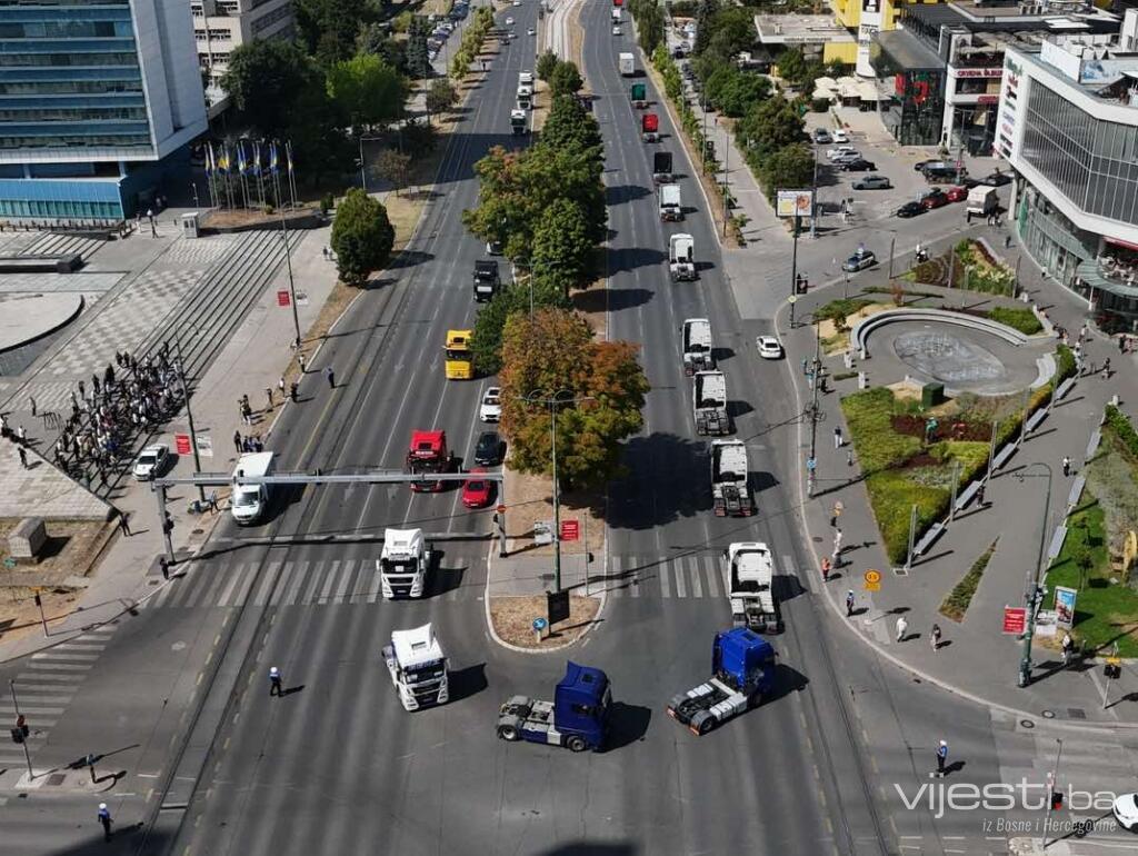 Snimci iz zraka: Ovako izgledaju protesti prevoznika u Sarajevu
