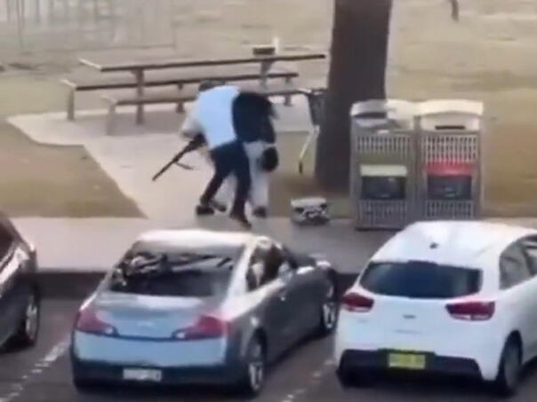 Snimka iz Sydneyja: Skočio na leđa napadaču i uzeo mu pušku