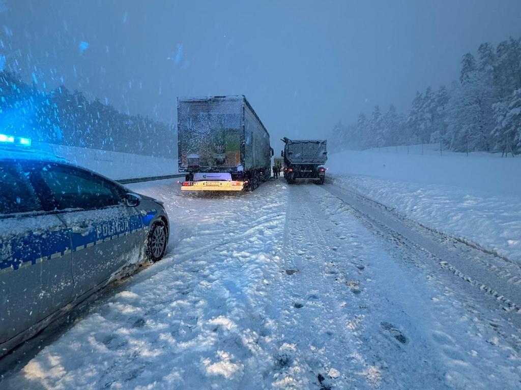 Snježna oluja u Poljskoj: Kolona od 20 km na autoputu, ljudi zarobljeni u autima