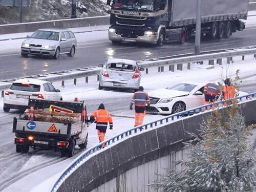 Snježne oborine izazvale haos na cestama kod Splita
