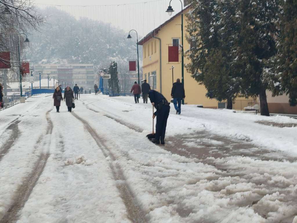 Snježne padavine donijele probleme i u Goraždu, spašene četiri državljanke Srbije