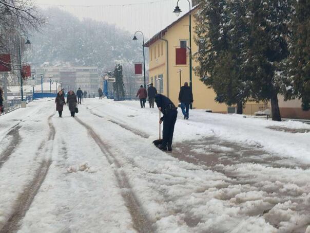 Snježne padavine donijele probleme i u Goraždu, spašene četiri državljanke Srbije