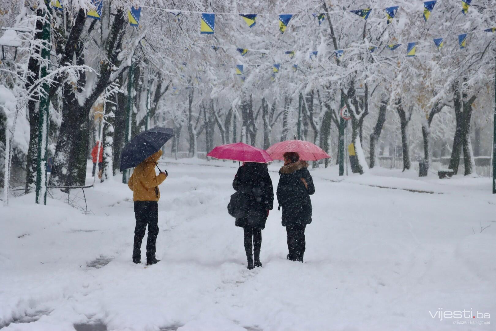 Snježni pokrivač zabijelio Sarajevo, čarobni prizori iz glavnog grada