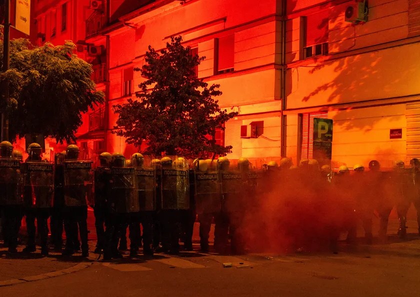 Šok bombe ili psovke i uvrede? Policija i demonstranti različito o sukobu u Novom Sadu