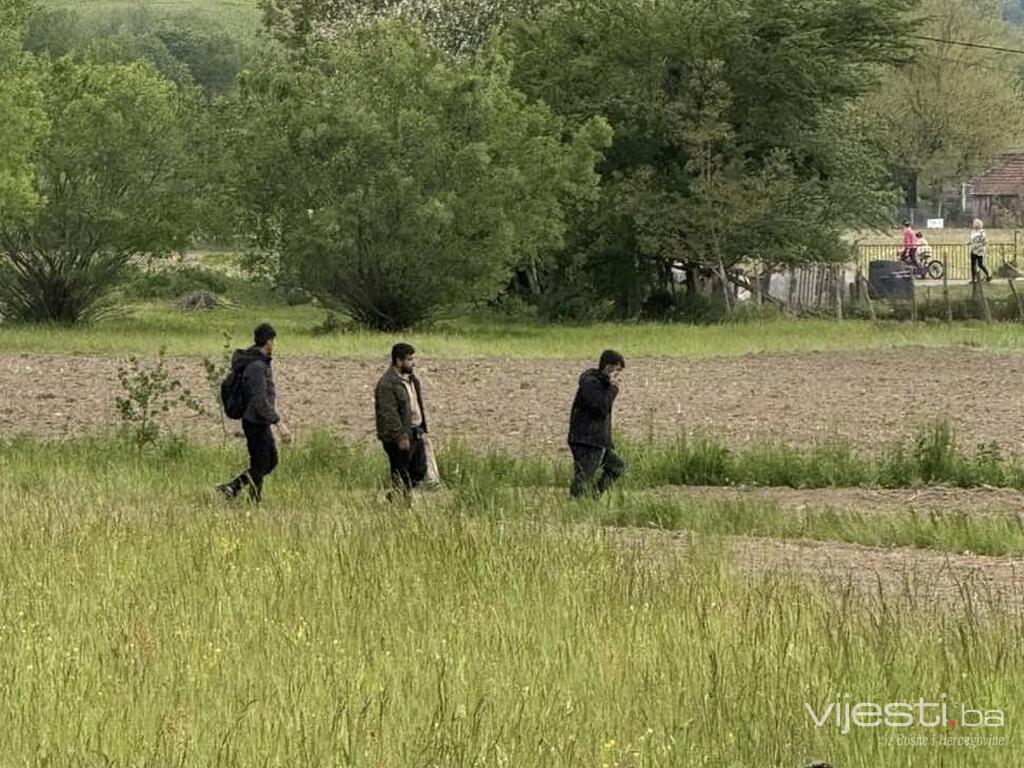 Šokantni prizori iz Bratunca: Migranti iz Srbije stižu usred dana, prevoz već čeka!