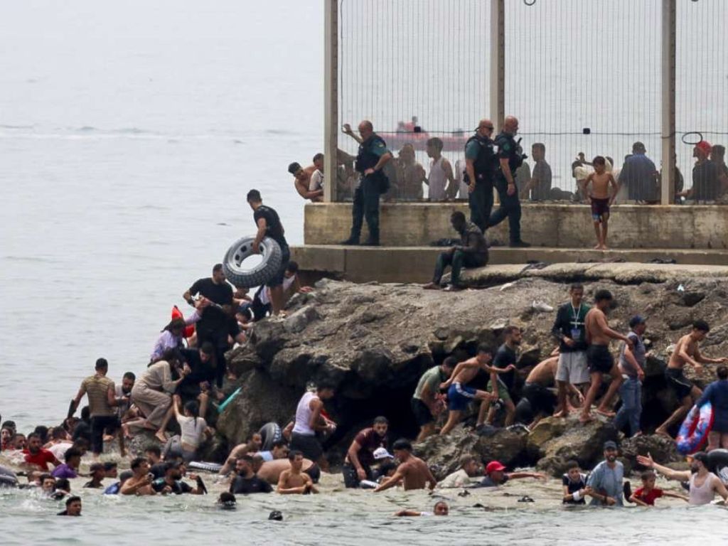 Španija šalje vojsku u Ceutu nakon masovnog priliva migranata