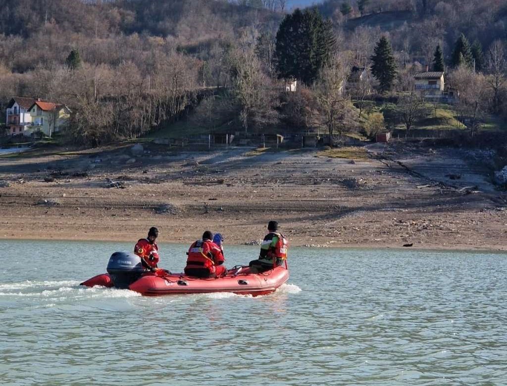 Spasioci tragaju za ribarom koji je nestao na Jablaničkom jezeru