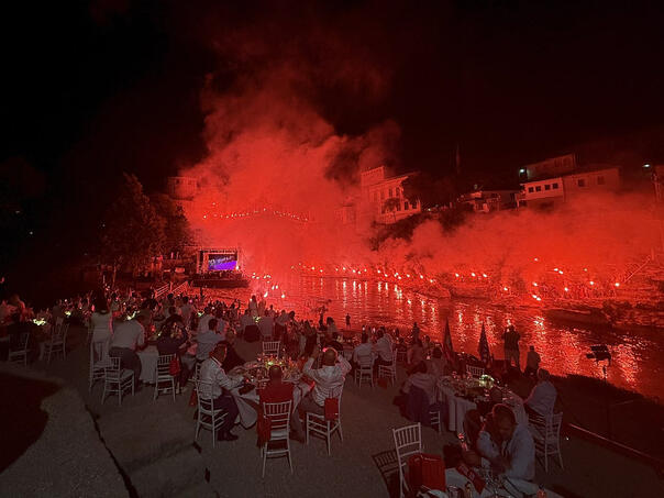 Spektakl pod Starim mostom: Večeras Crvena noć Veleža uz besplatan koncert