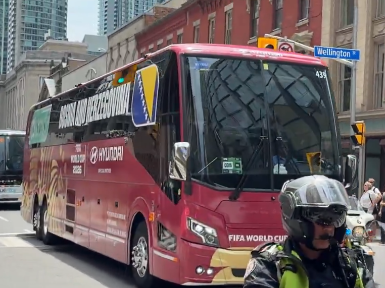 Spektakl u Torontu: Policija pod sirenama otvorila put Zmajevima kroz grad