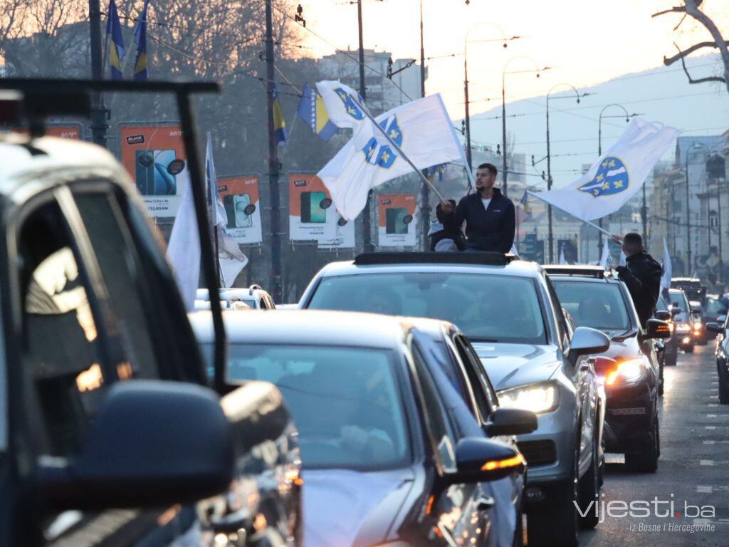 Spektakularni prizori s defilea vozila: Ljiljani preplavili Sarajevo