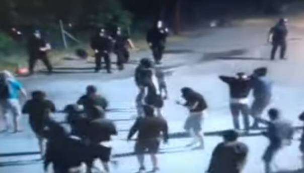 Objavljen snimak sukoba navijača s policijom u blizini Splita
