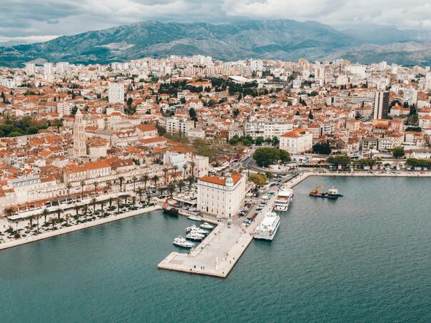 Split: Šipkom napao ženu i prisilio je na spolnu radnju, traži ga policija