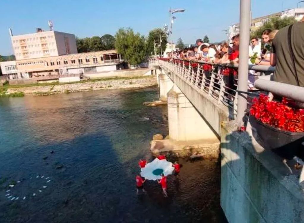 Spuštanjem cvijeta u Sanu članovi kluba 'Condor' obilježili 30. godišmjicu genocida u Srebrenici