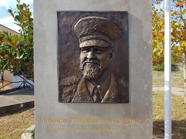Sramotno: U Čapljini na Dušni dan otkriven spomenik zločincu Slobodanu Praljku