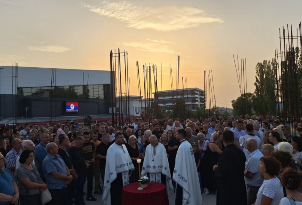 Sramotno veličanje zločinca Mladića u Istočnom Sarajevu uz bakljadu