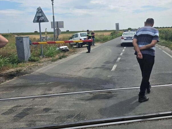 Srbija: Voz udario automobil, poginuli majka i sin