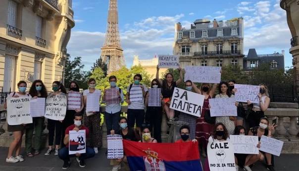 Srbijanski studenti u Parizu poručili Vučiću: Ti si COVID Srbije