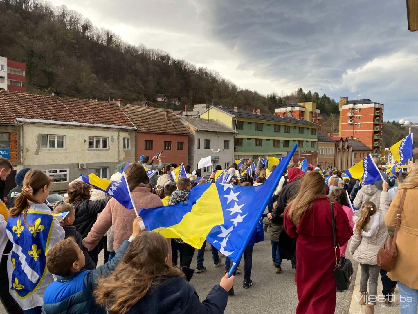 Srebrenica: Defileom kroz grad obilježen Dan državnosti BiH