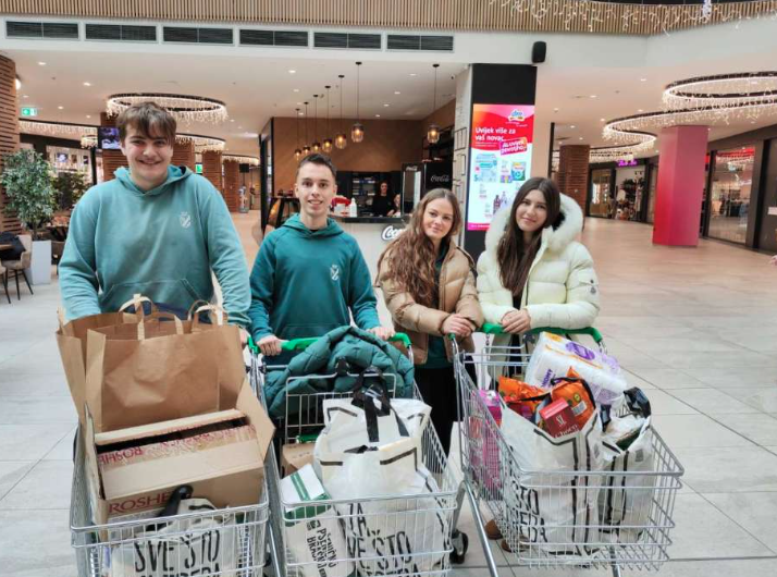 Srednjoškolci obezbijedili pomoć za 15 porodica sa područja općine Ilidža