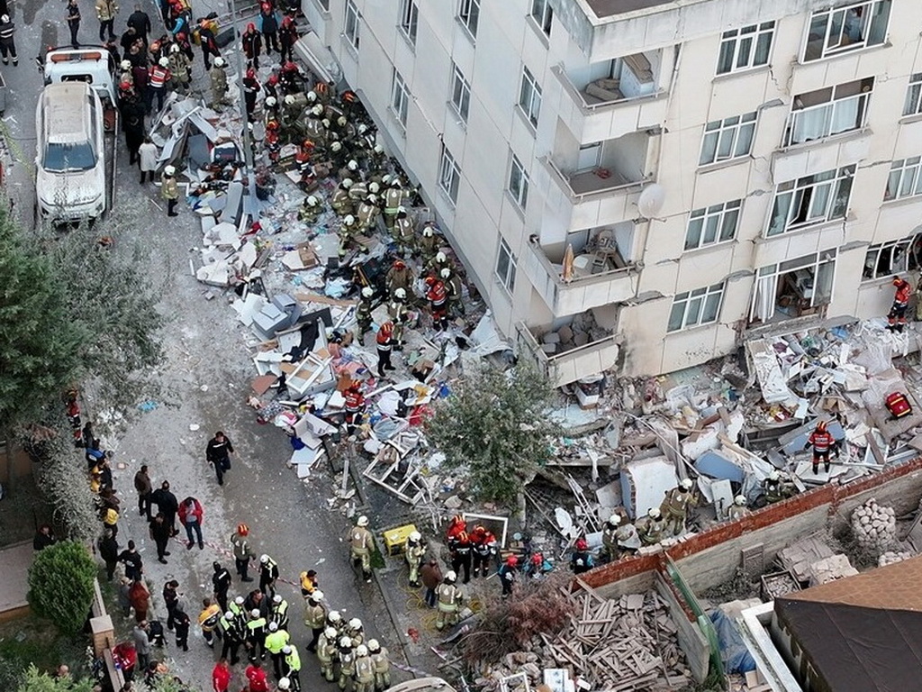 Srušila se zgrada u Istanbulu: Pet osoba spašeno, traga se za još sedam