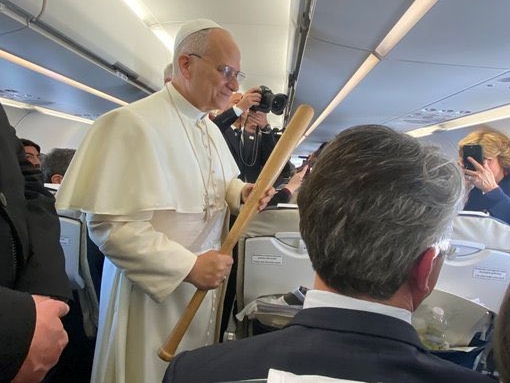 Šta radi papa Lav sa bejzbolskom palicom: Duhoviti komentari preplavili internet