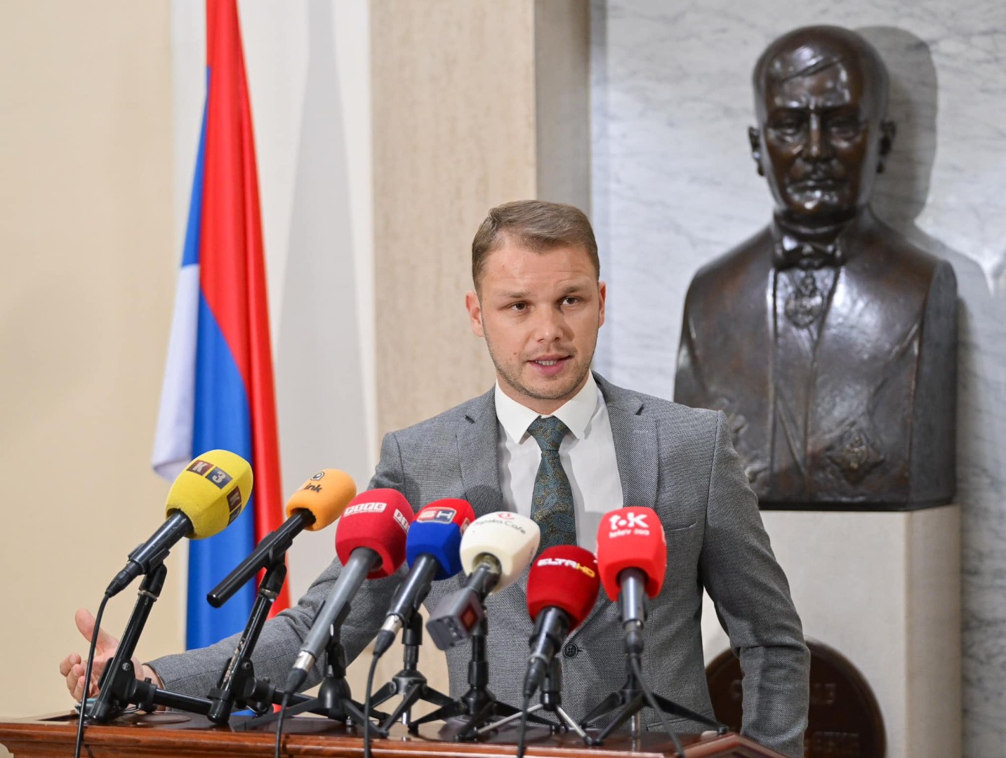 Stanivuković izrazio saučešće porodicama stradalih u tuzlanskom Domu penzionera