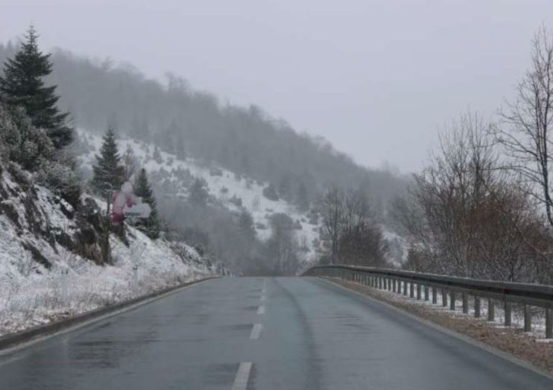 Stanje na cestama: Snijeg u planinama, oprez zbog odrona i magle