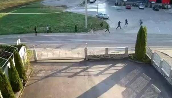 Stanje ranjenog dječaka stabilno, istraga o sukobu migranata još traje