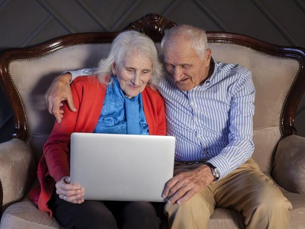 Stariji mogu poboljšati svoje mentalno zdravlje 'viseći' redovno na internetu