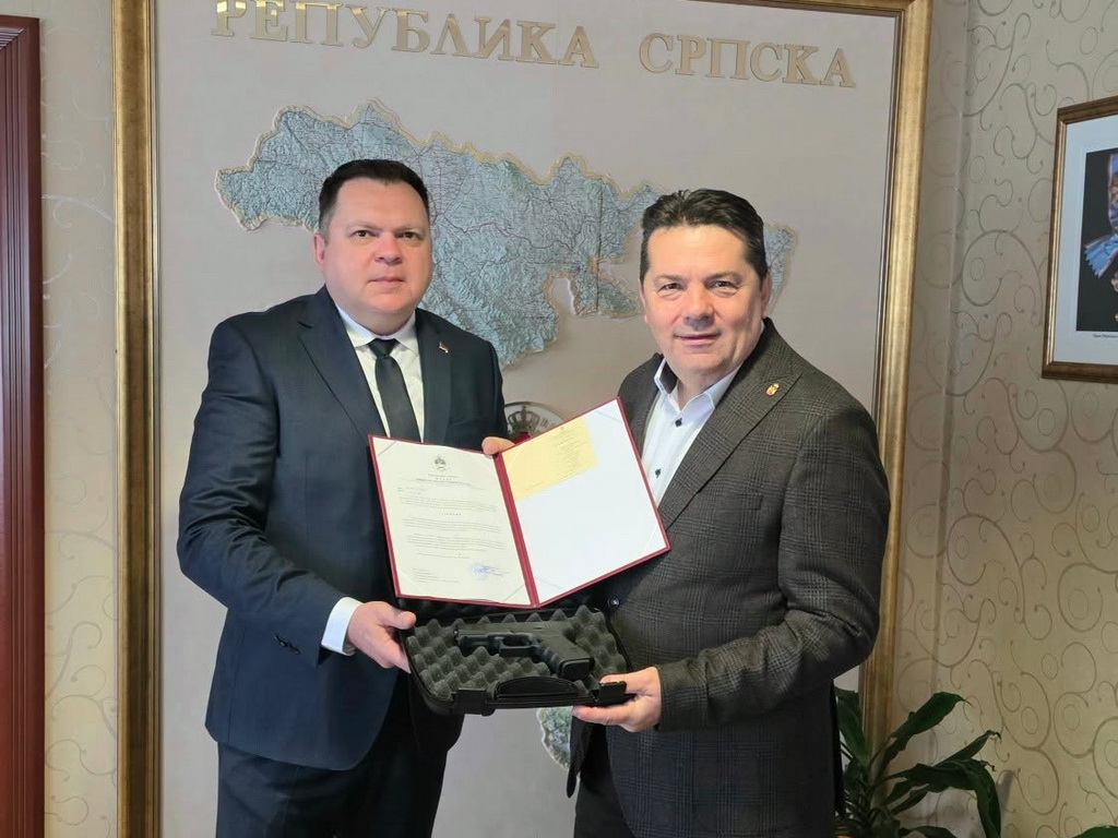 Stevandić dobio pištolj od ministra policije RS: "Miran san i sigurnost nemaju cijenu"