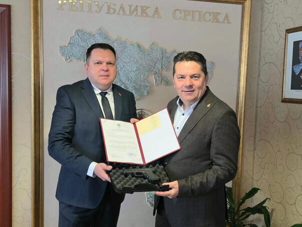 Stevandić dobio pištolj od ministra policije RS: "Miran san i sigurnost nemaju cijenu"