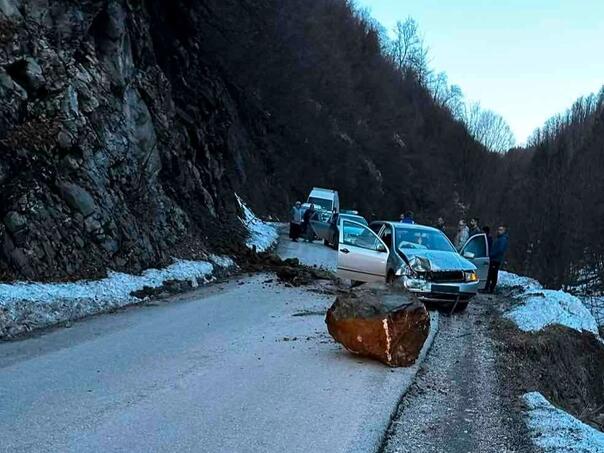 Stijena pala na automobil kod Kaknja, žena povrijeđena