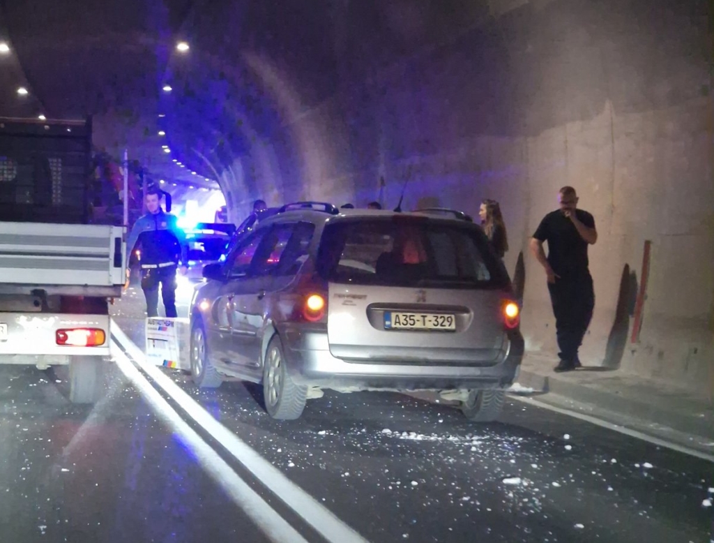 Stiropor uzrokovao nesreću u tunelu Vranduk, sudarila se dva vozila