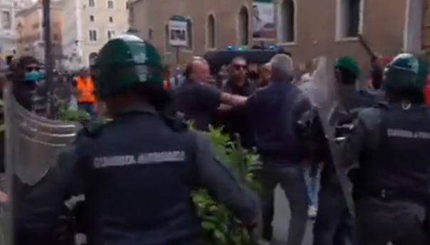 Stotine ljudi na protestima u Rimu