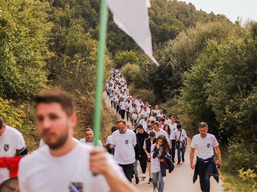 Foto: Stotine omladinaca pohodilo na brdo Žuč, učili o herojima i bitkama