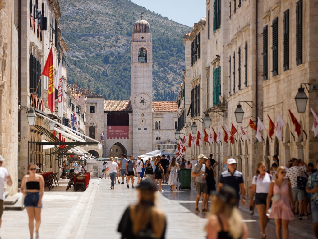 Strani turisti u Hrvatskoj potrošili 4,5 milijarde eura za pola godine