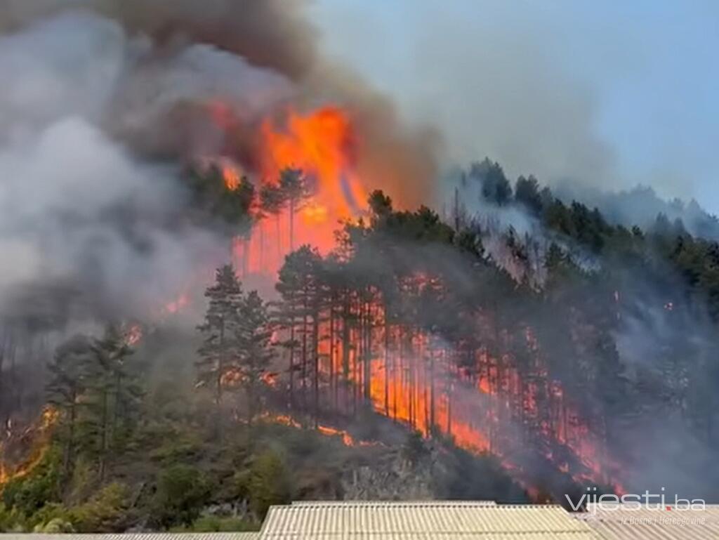 Strašan prizor kod Konjica: Vatra guta sve pred sobom, približava se cesti M17
