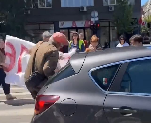 Strašan video iz Beograda: Automobil "pokosio" demostranta
