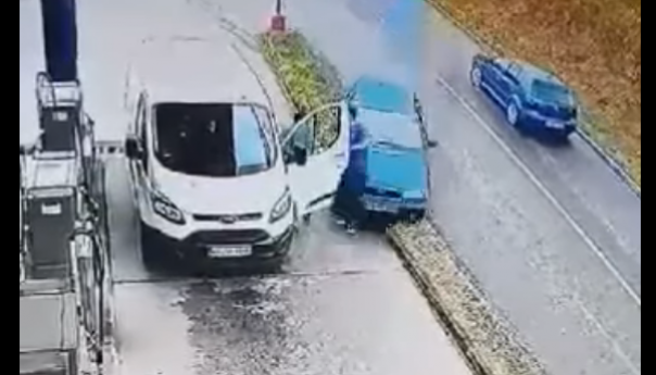 Strašna nesreća u Cazinu, automobil pokosio radnika pumpe